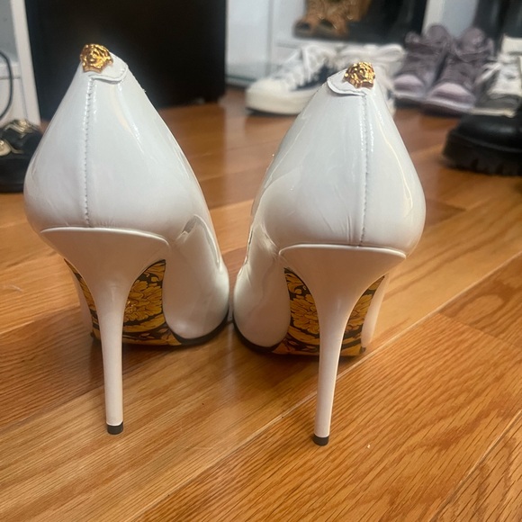 Versace white patent pumps / heels size 37. New without box. - Picture 4 of 16